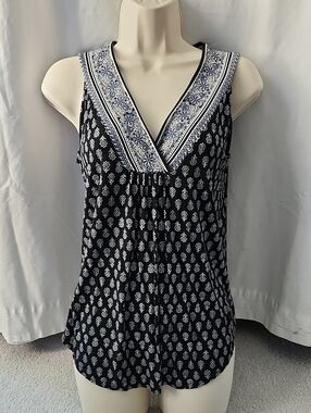 Sleeveless Black & White V-Neck Printed Tank Top